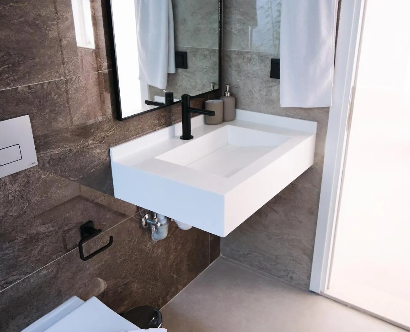 Ashta Suites / Color Block فتحية فيلة